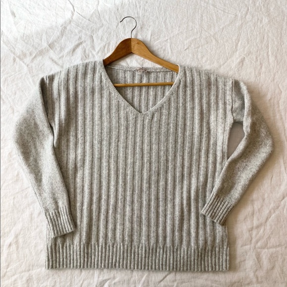 Gap Wool Blend Loose Fit Cozy V-Neck Sweater - Picture 5 of 10